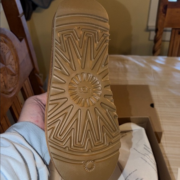 Brand New in Box Women’s Ugg’s size 9 pls make sure to read description - Picture 5 of 10